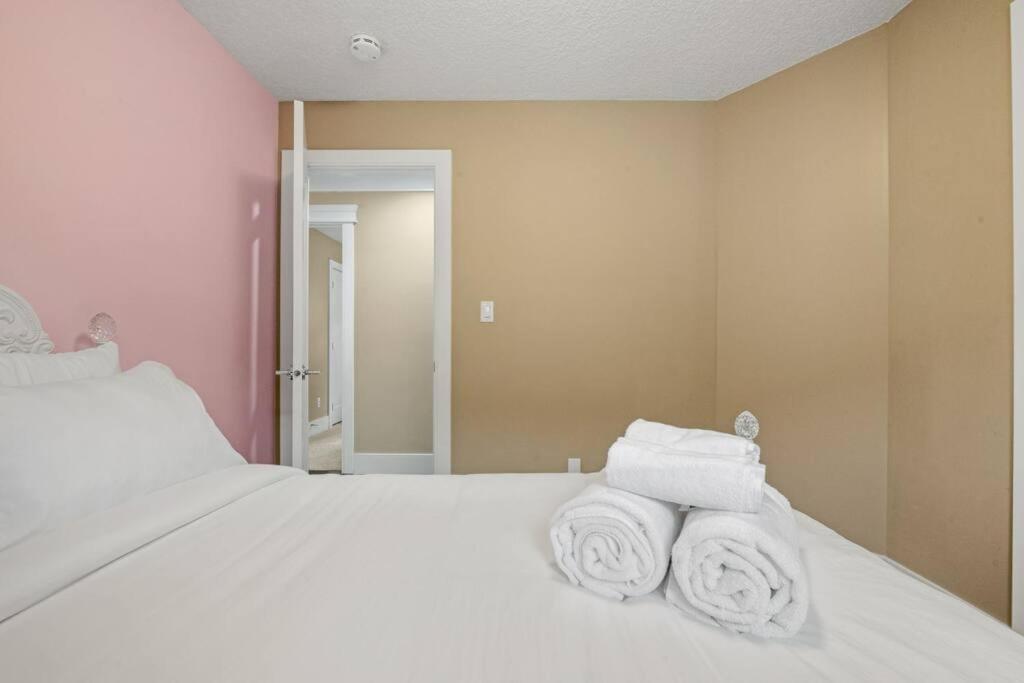 Large Detached Near Anthony Henday in Albany with 2 Living Rooms, Netflix, Office Space, AC, Perfect for Families, Sleeps 13