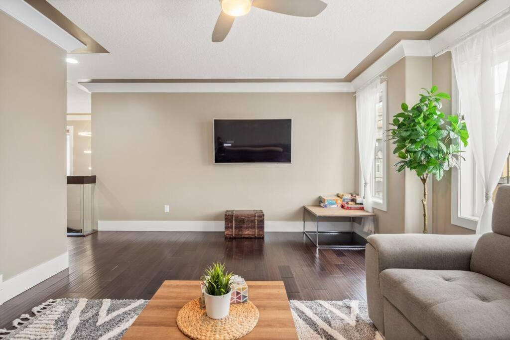 Large Detached Near Anthony Henday in Albany with 2 Living Rooms, Netflix, Office Space, AC, Perfect for Families, Sleeps 13