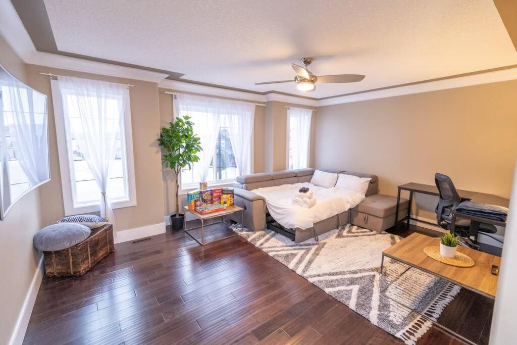 Large Detached Near Anthony Henday in Albany with 2 Living Rooms, Netflix, Office Space, AC, Perfect for Families, Sleeps 13