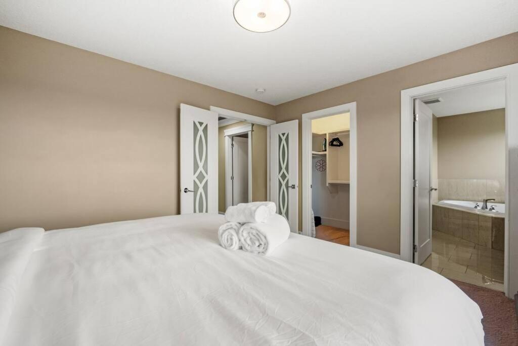 Large Detached Near Anthony Henday in Albany with 2 Living Rooms, Netflix, Office Space, AC, Perfect for Families, Sleeps 13