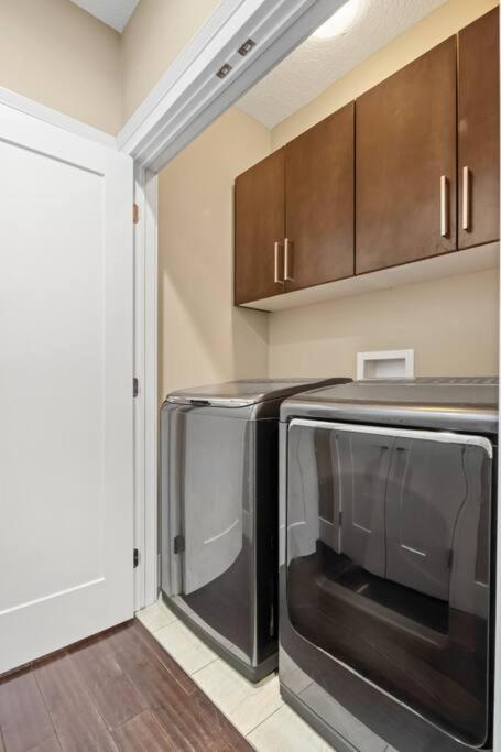 Large Detached Near Anthony Henday in Albany with 2 Living Rooms, Netflix, Office Space, AC, Perfect for Families, Sleeps 13