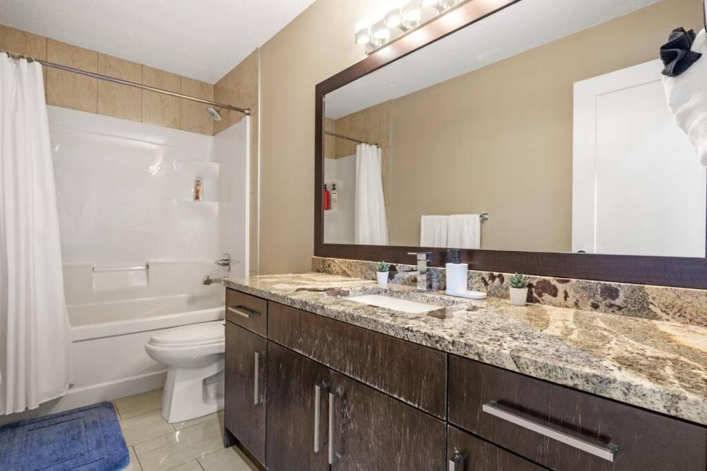 Large Detached Near Anthony Henday in Albany with 2 Living Rooms, Netflix, Office Space, AC, Perfect for Families, Sleeps 13