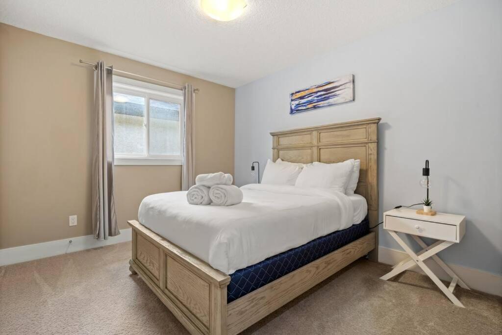 Large Detached Near Anthony Henday in Albany with 2 Living Rooms, Netflix, Office Space, AC, Perfect for Families, Sleeps 13
