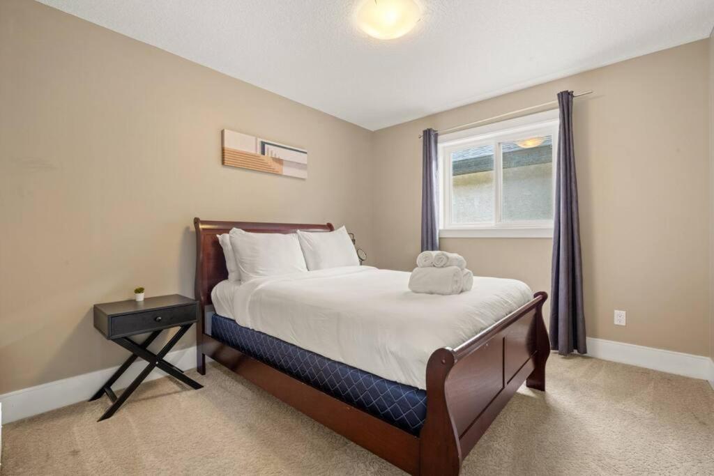 Large Detached Near Anthony Henday in Albany with 2 Living Rooms, Netflix, Office Space, AC, Perfect for Families, Sleeps 13