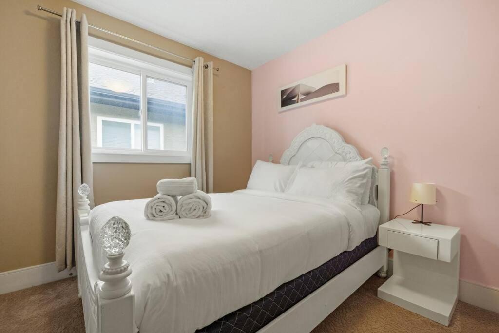 Large Detached Near Anthony Henday in Albany with 2 Living Rooms, Netflix, Office Space, AC, Perfect for Families, Sleeps 13