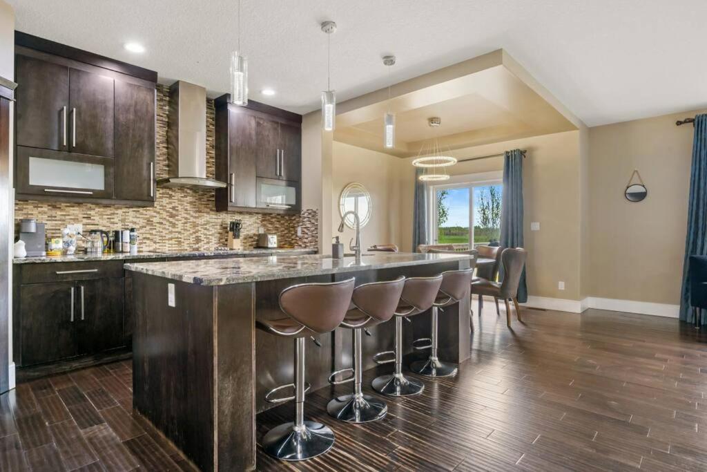 Large Detached Near Anthony Henday in Albany with 2 Living Rooms, Netflix, Office Space, AC, Perfect for Families, Sleeps 13