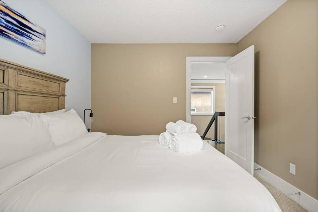 Large Detached Near Anthony Henday in Albany with 2 Living Rooms, Netflix, Office Space, AC, Perfect for Families, Sleeps 13