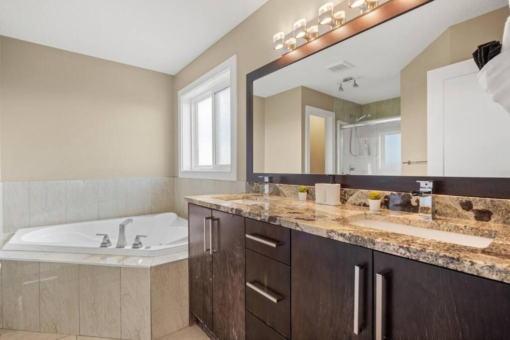 Large Detached Near Anthony Henday in Albany with 2 Living Rooms, Netflix, Office Space, AC, Perfect for Families, Sleeps 13