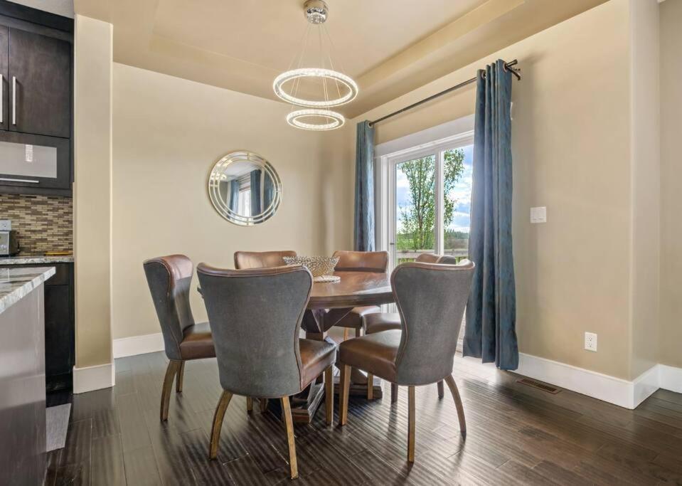 Large Detached Near Anthony Henday in Albany with 2 Living Rooms, Netflix, Office Space, AC, Perfect for Families, Sleeps 13