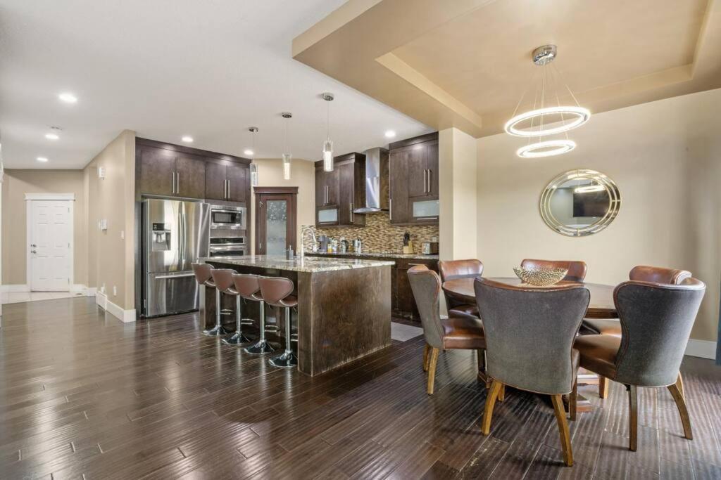 Large Detached Near Anthony Henday in Albany with 2 Living Rooms, Netflix, Office Space, AC, Perfect for Families, Sleeps 13