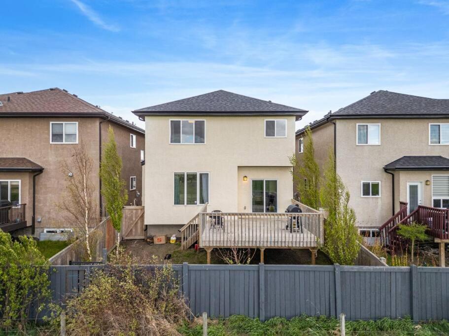 Large Detached Near Anthony Henday in Albany with 2 Living Rooms, Netflix, Office Space, AC, Perfect for Families, Sleeps 13