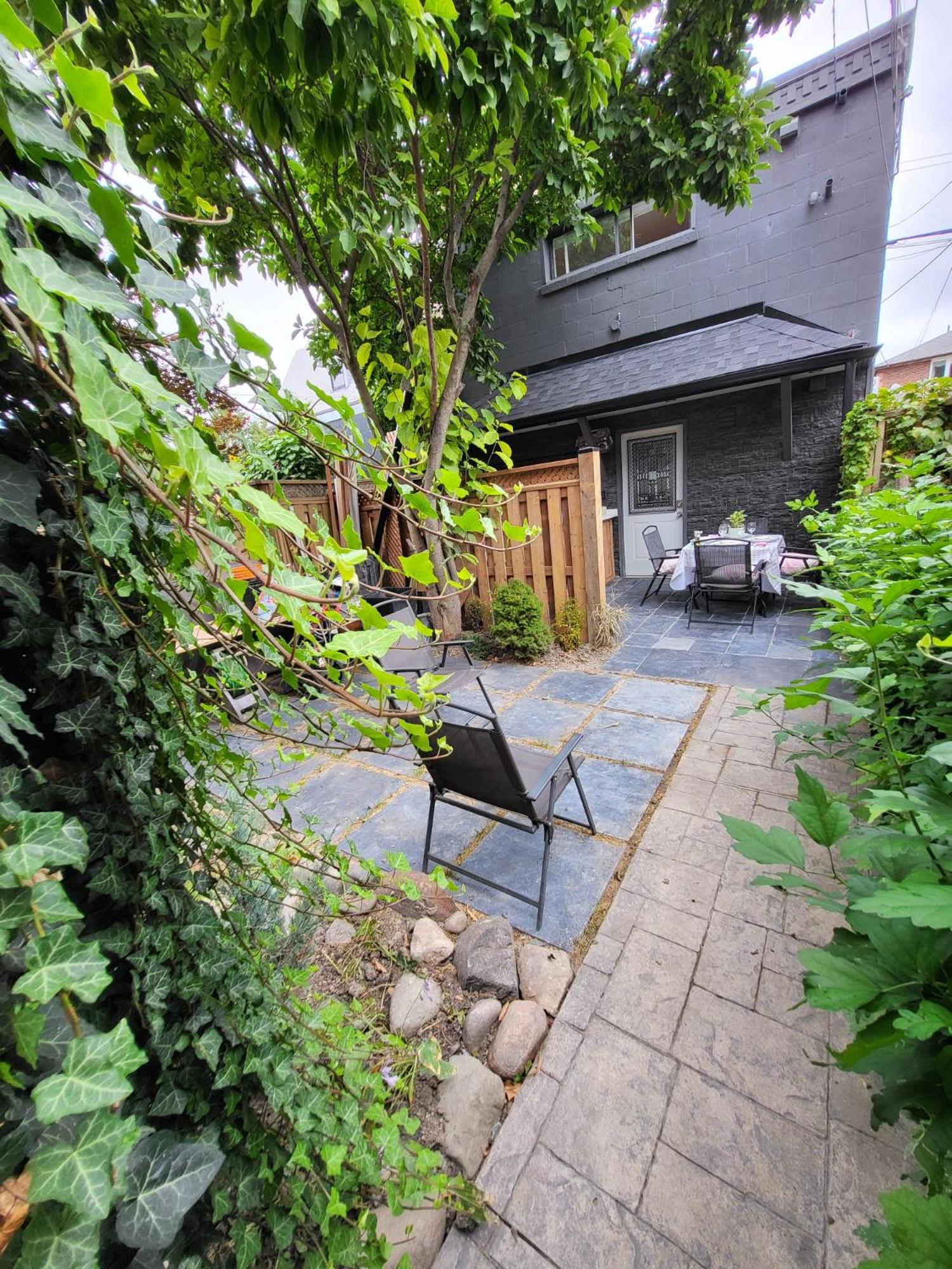 Downtown Toronto House Central 2BED 2BATH Subway Free Parking