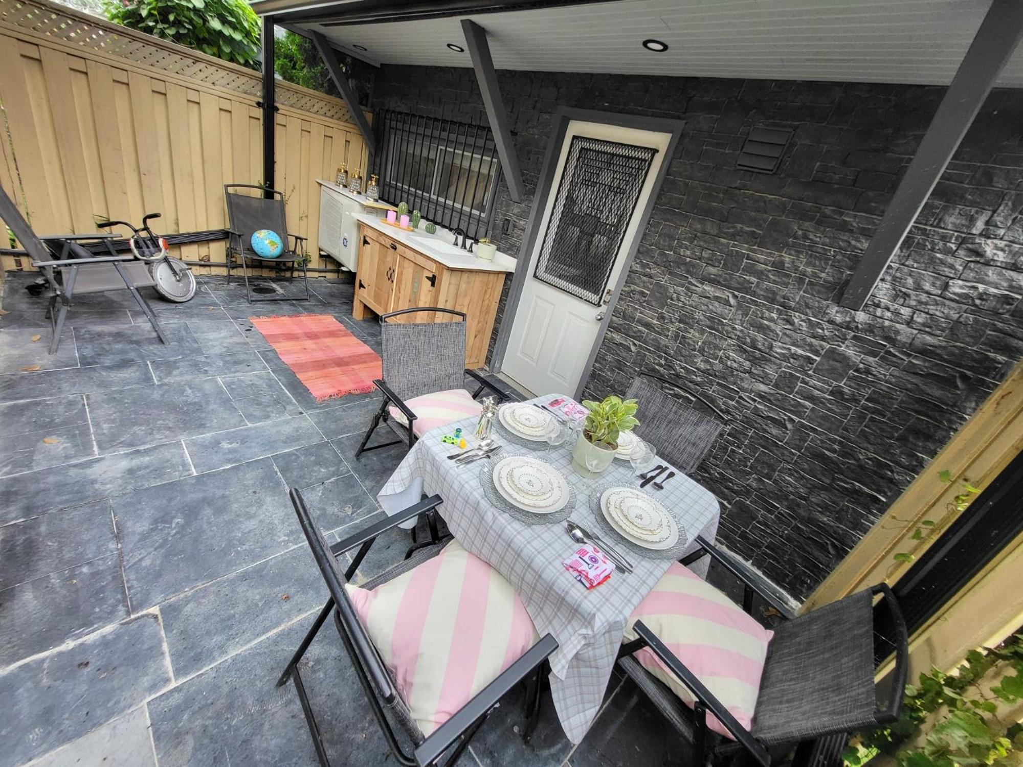 Downtown Toronto House Central 2BED 2BATH Subway Free Parking