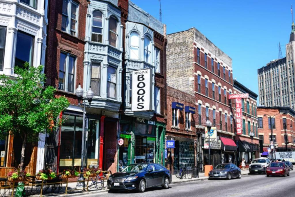 Sleek 2BR Apartment Logan Square Living