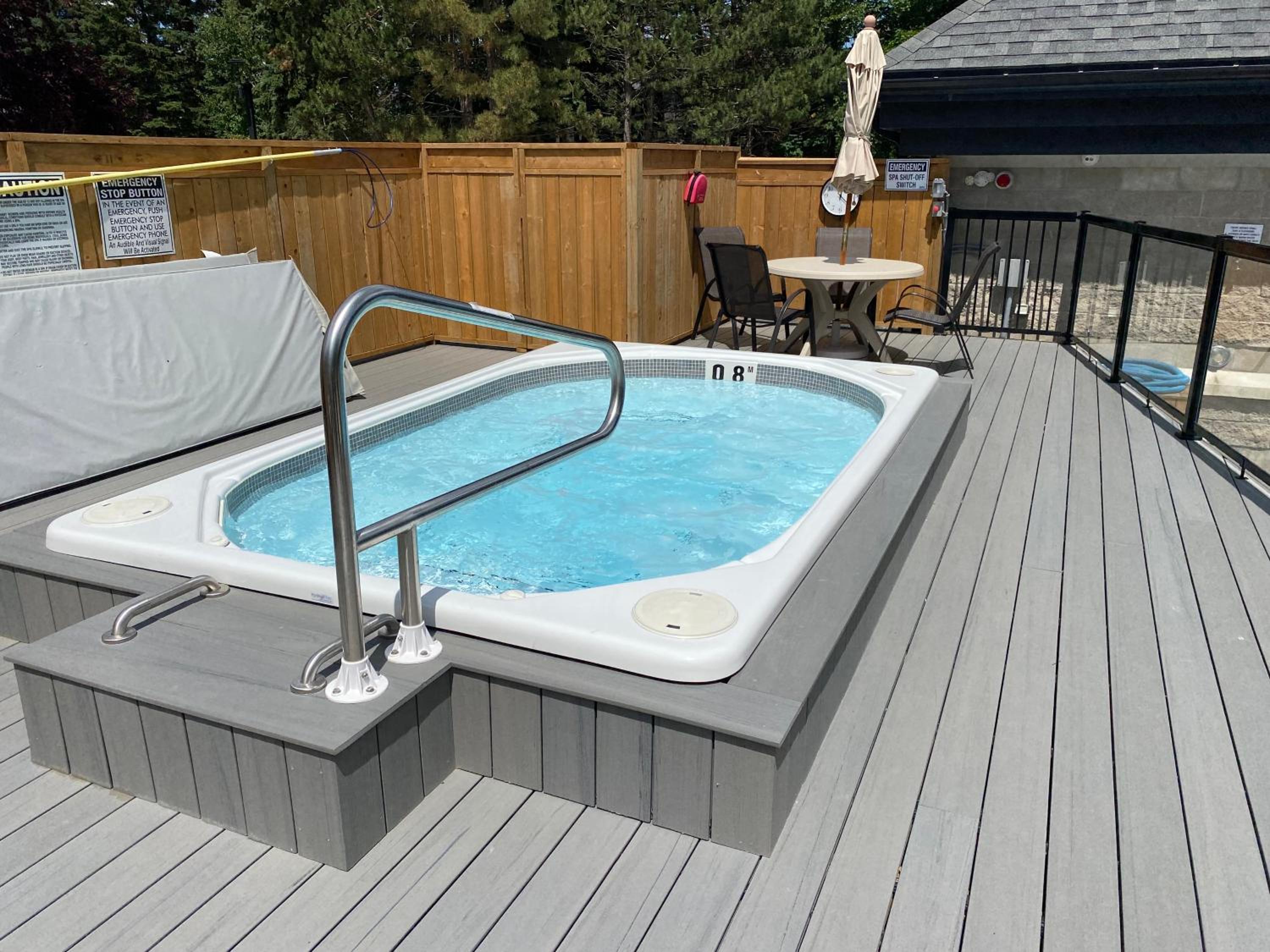 1 Bed, 1 Bath Lovely Open Concept Resort Condo