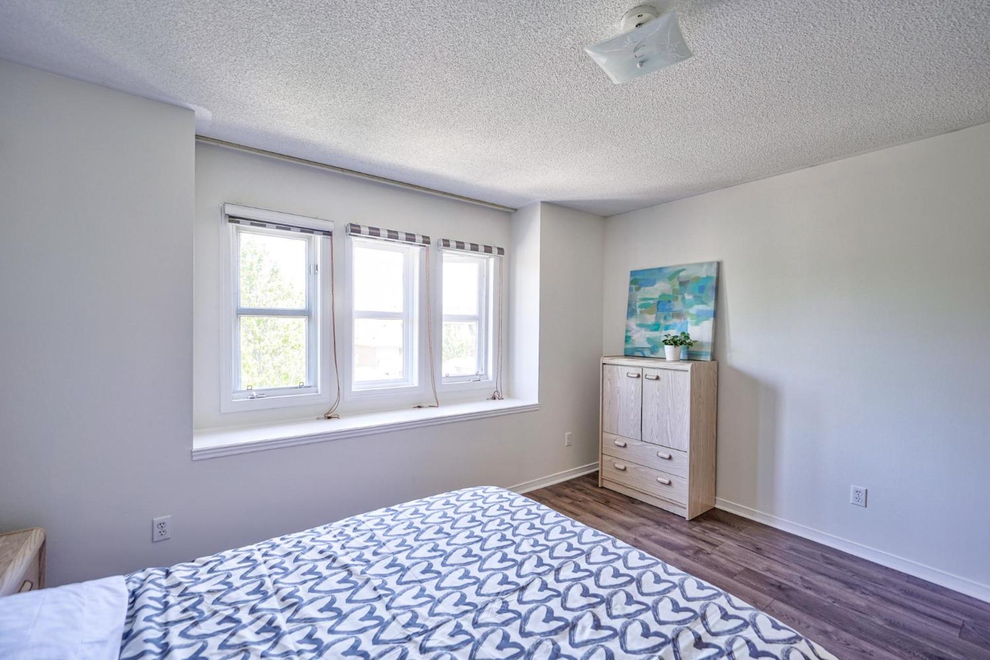 Modern Townhouse on Yonge St 3 Bedrooms Prime Location Stylish Interior