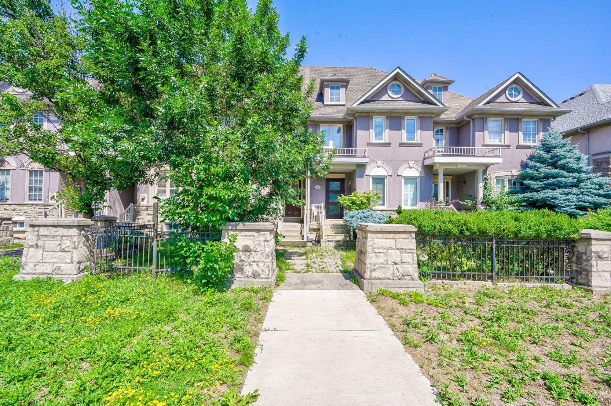 Modern Townhouse on Yonge St 3 Bedrooms Prime Location Stylish Interior