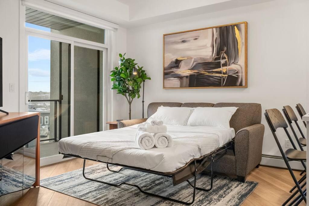 Top Rated Luxury Stay with Free Banff Access, BBQ, Netflix, Patio Dining, Sleeps 4