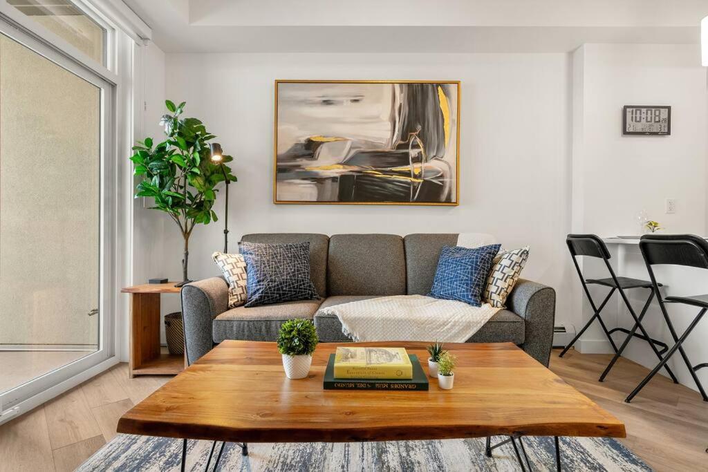 Top Rated Luxury Stay with Free Banff Access, BBQ, Netflix, Patio Dining, Sleeps 4