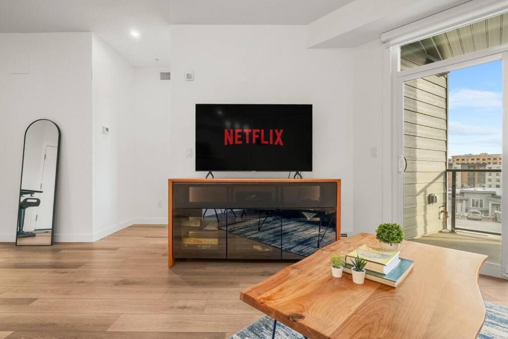 Top Rated Luxury Stay with Free Banff Access, BBQ, Netflix, Patio Dining, Sleeps 4