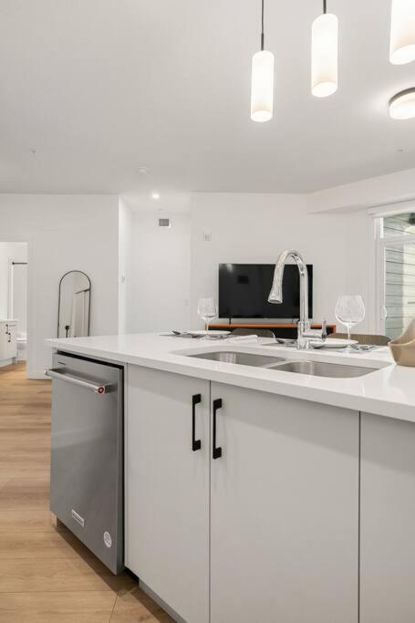Top Rated Luxury Stay with Free Banff Access, BBQ, Netflix, Patio Dining, Sleeps 4