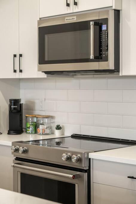 Top Rated Luxury Stay with Free Banff Access, BBQ, Netflix, Patio Dining, Sleeps 4