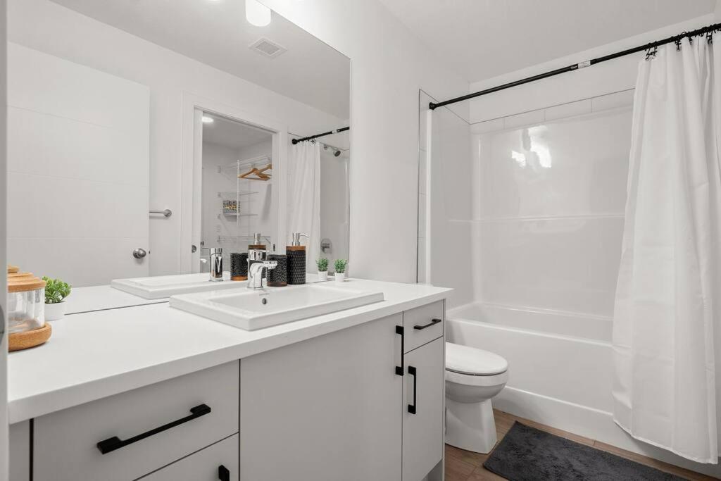 Top Rated Luxury Stay with Free Banff Access, BBQ, Netflix, Patio Dining, Sleeps 4