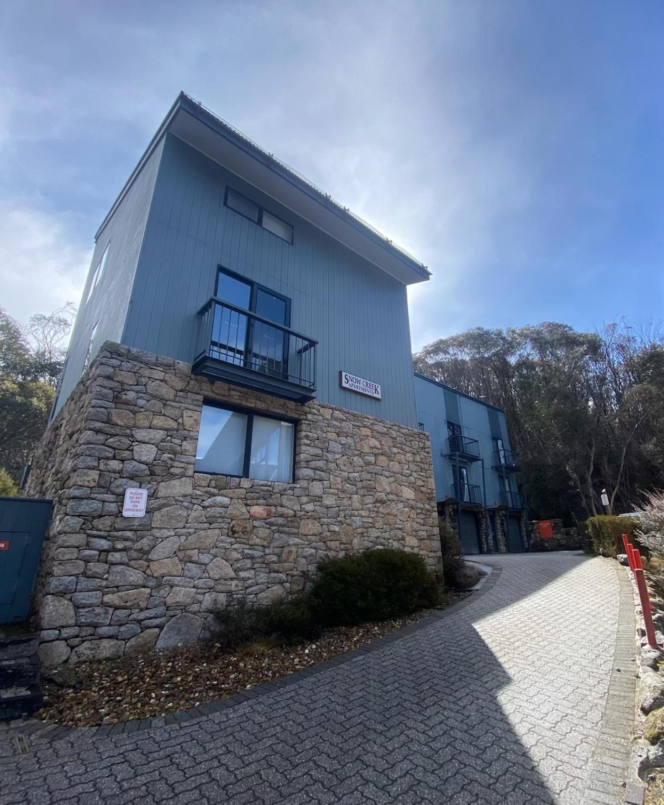 Walk to Slopes & Village, Stylish 2BR Thredbo Chalet with Garage
