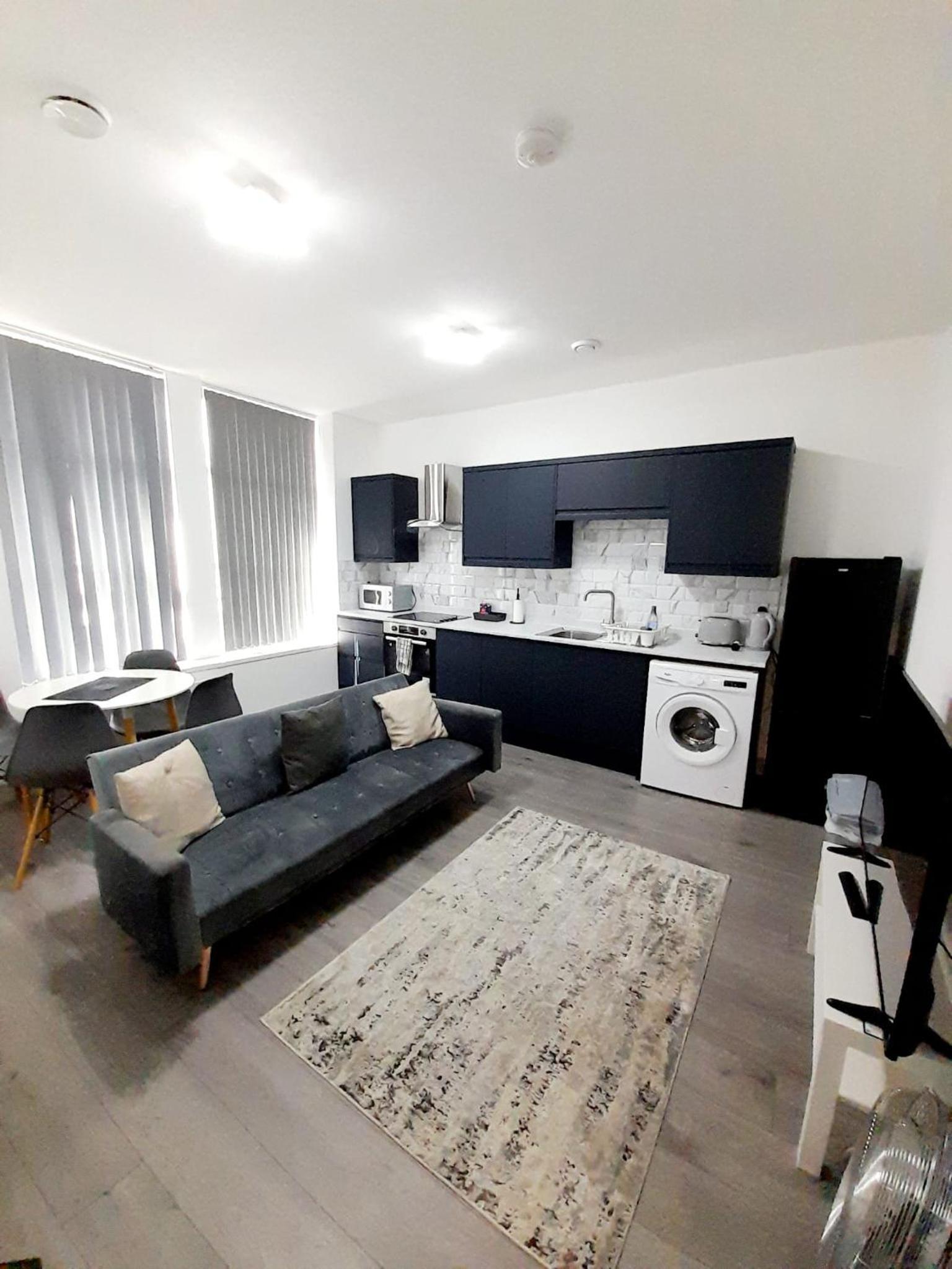 Modern 1 & 2 Bed Apartment - Desborough - Kettering - Sleeps up to 5 - Free Parking, - WIFI - Contractors, Professionals, Families and Relocators - By The  view 2