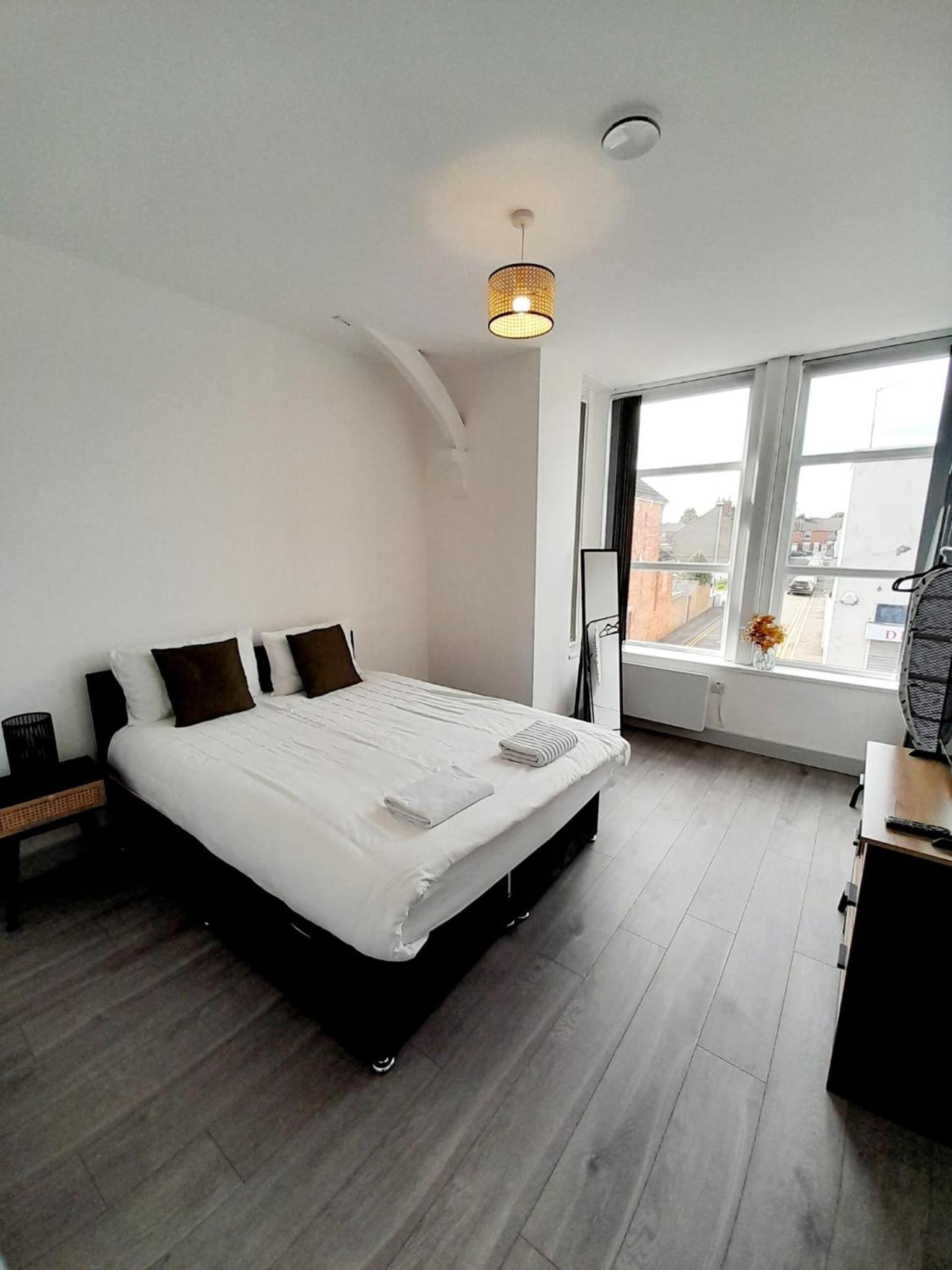 Modern 1 & 2 Bed Apartment - Desborough - Kettering - Sleeps up to 5 - Free Parking, - WIFI - Contractors, Professionals, Families and Relocators - By The  view 3