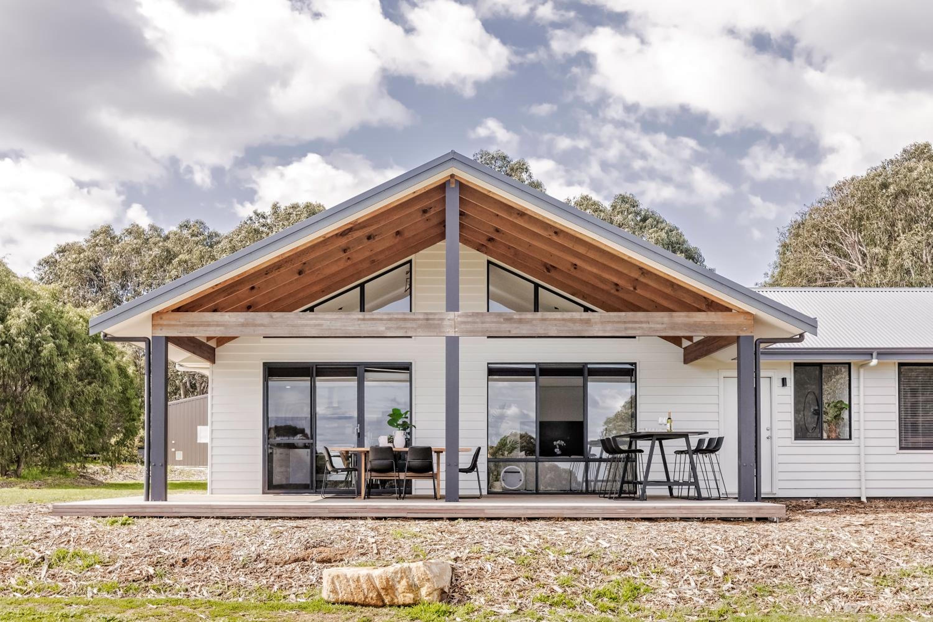 Bluegum Hideaway - luxury accom, air-con throughout, 2 kitchen & living areas