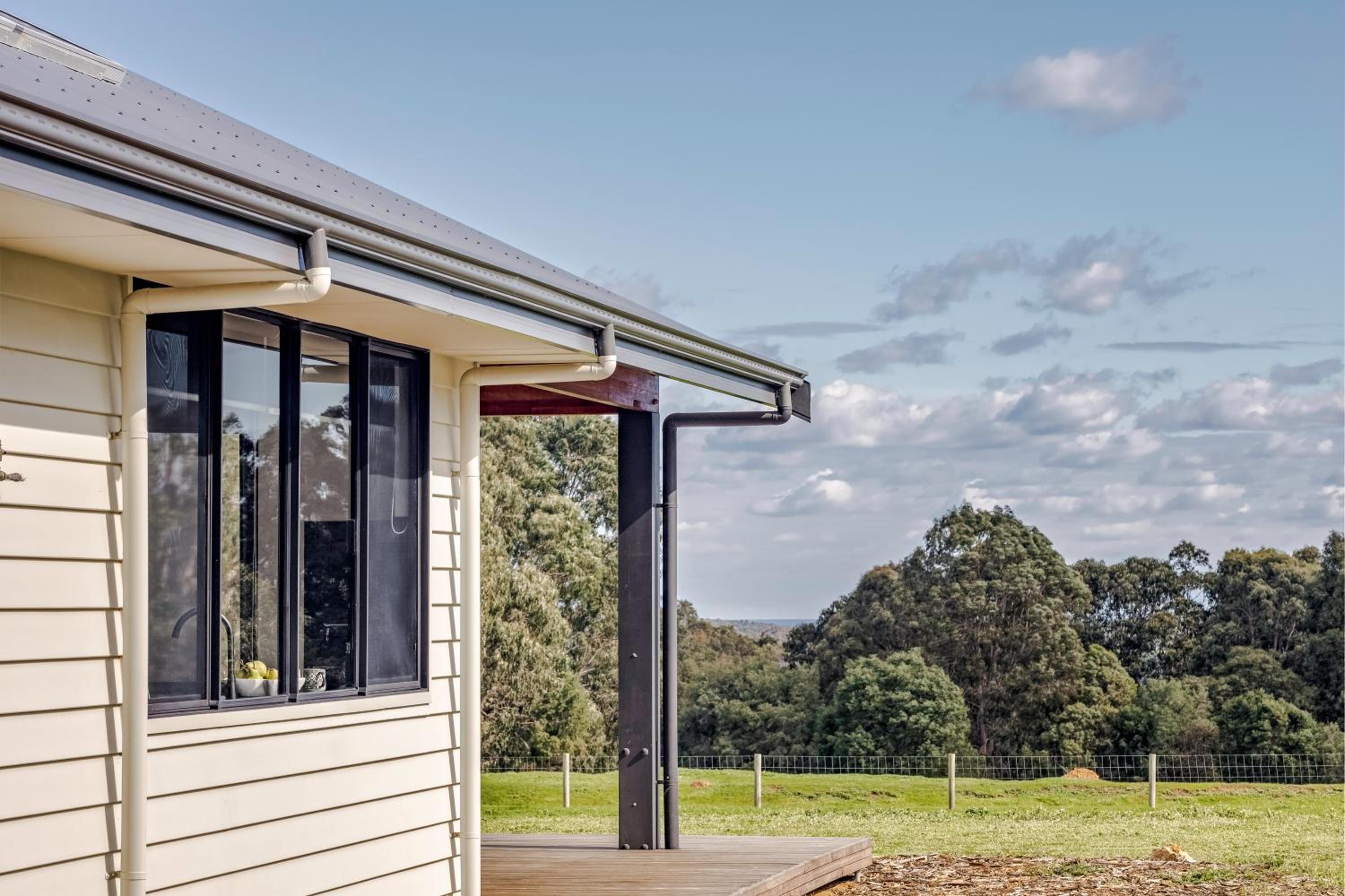 Bluegum Hideaway - luxury accom, air-con throughout, 2 kitchen & living areas