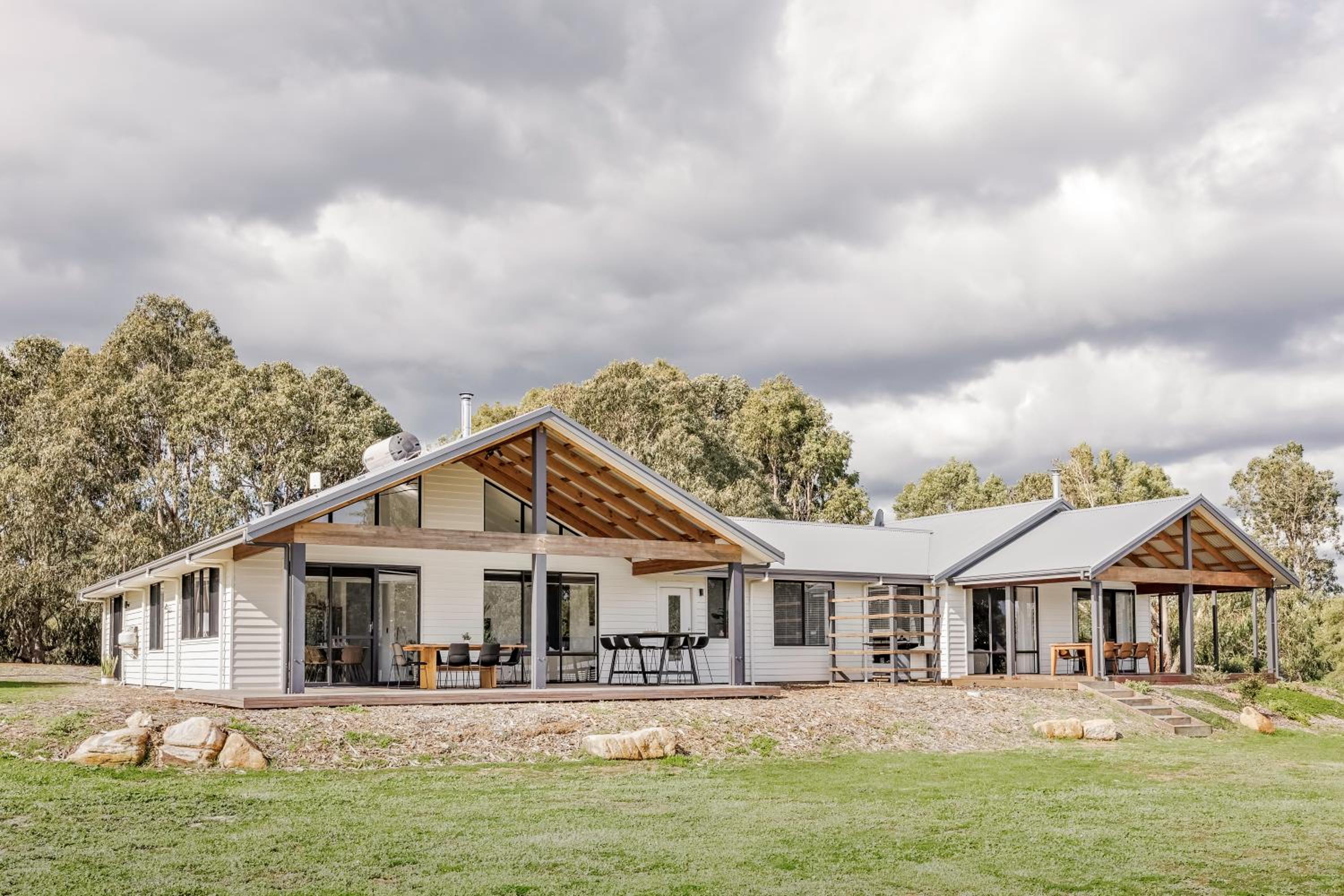 Bluegum Hideaway - luxury accom, air-con throughout, 2 kitchen & living areas
