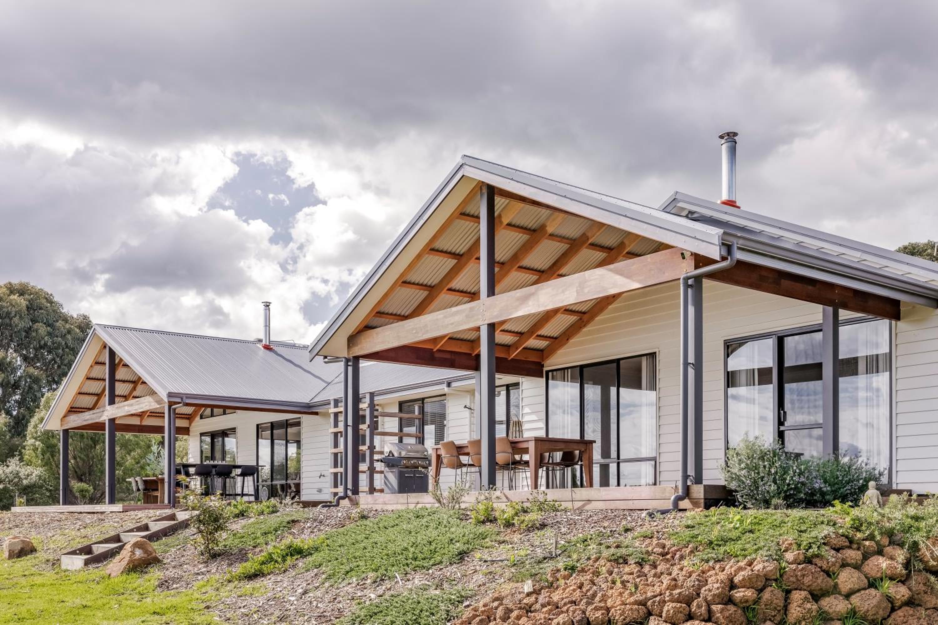 Bluegum Hideaway - luxury accom, air-con throughout, 2 kitchen & living areas