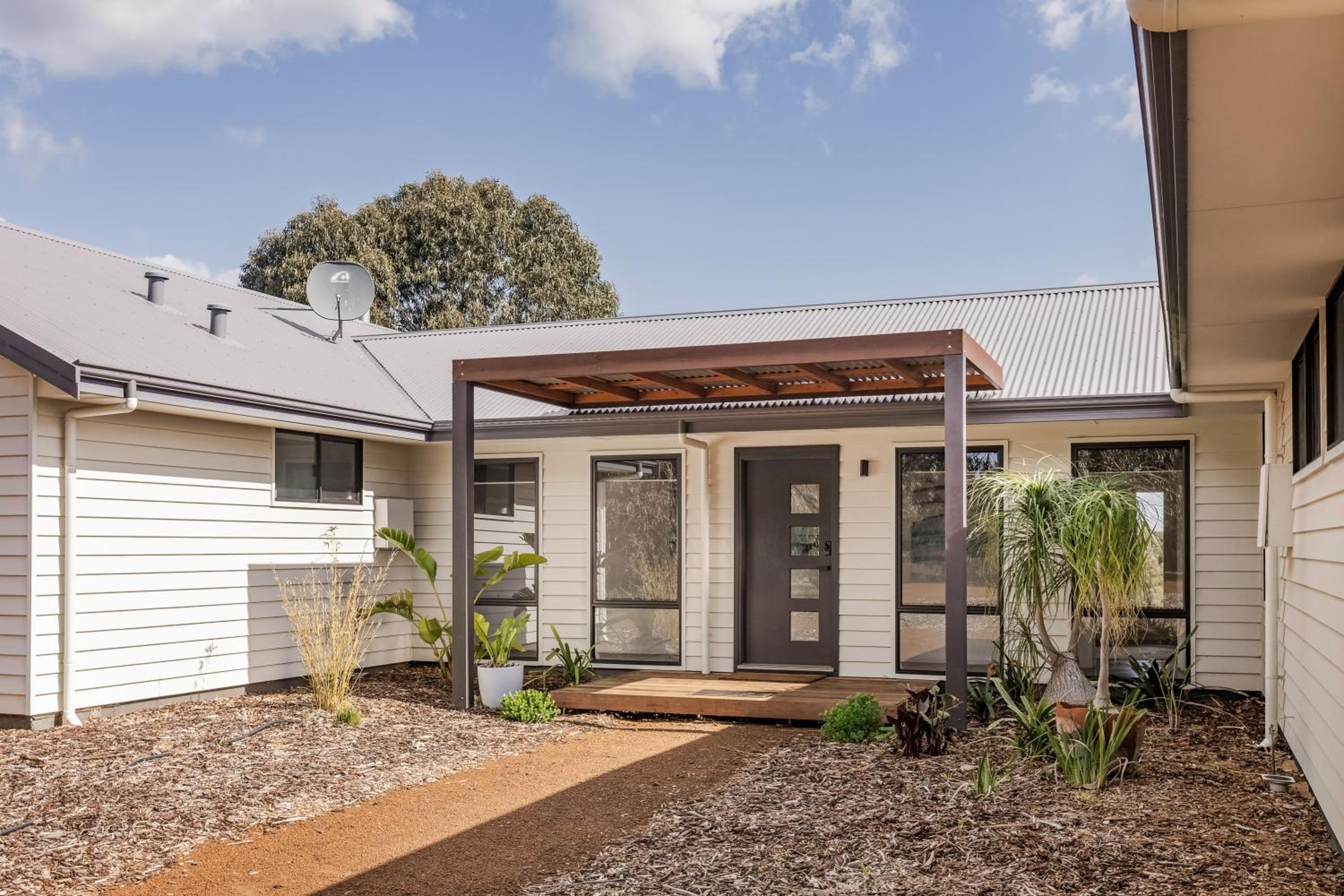 Bluegum Hideaway - luxury accom, air-con throughout, 2 kitchen & living areas