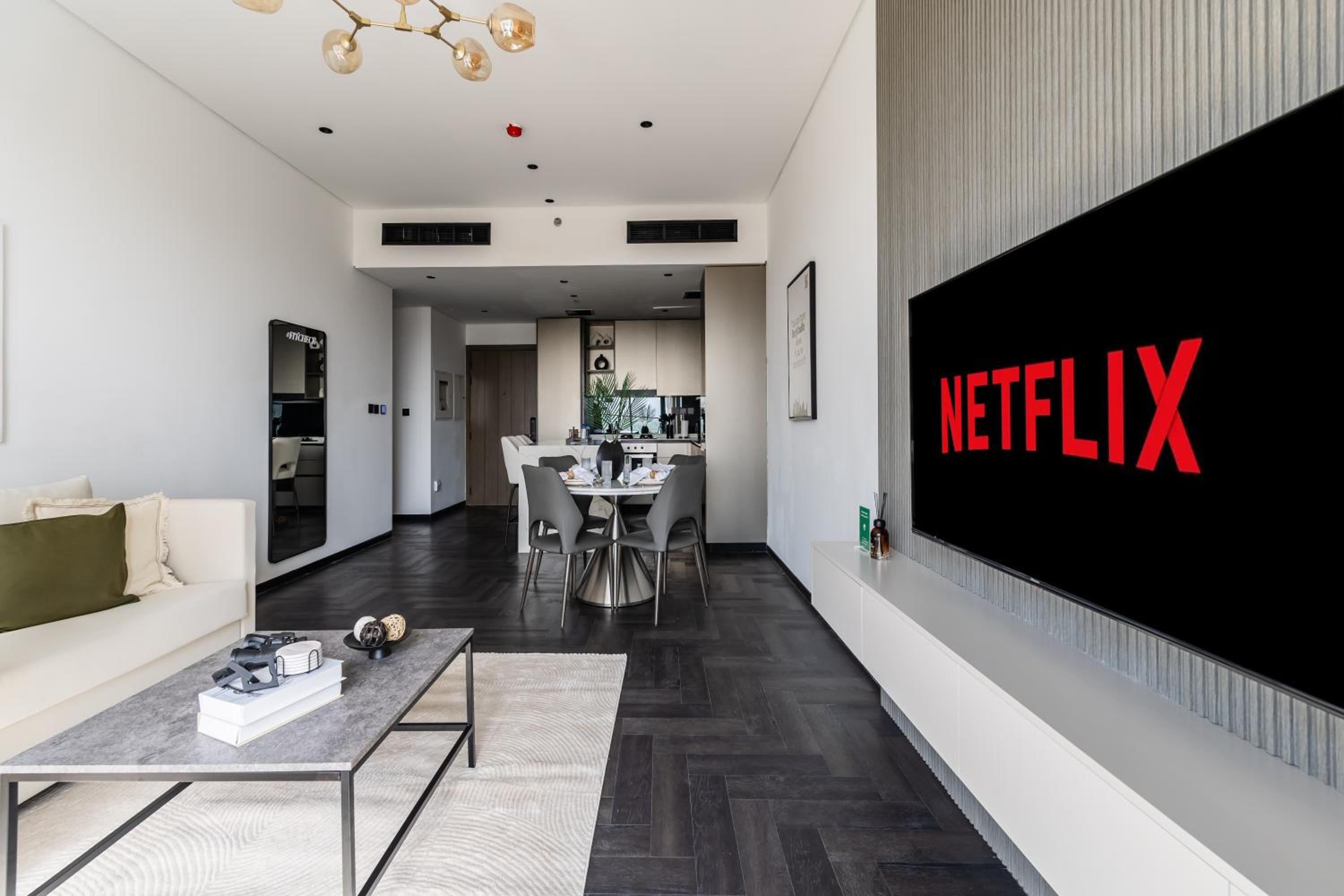 Stylish 1BR with Dubai Skyline & Burj Khalifa View