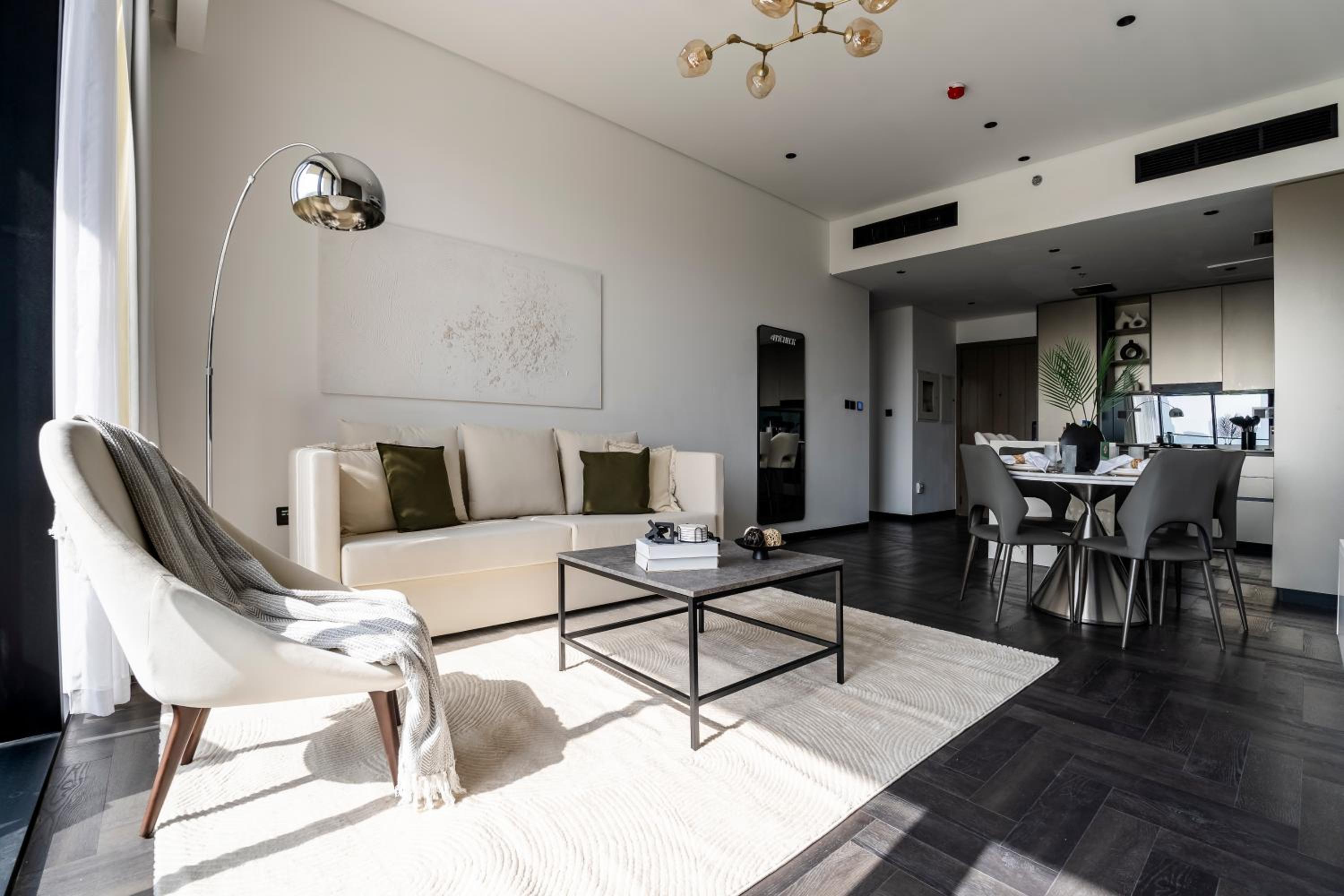 Stylish 1BR with Dubai Skyline & Burj Khalifa View