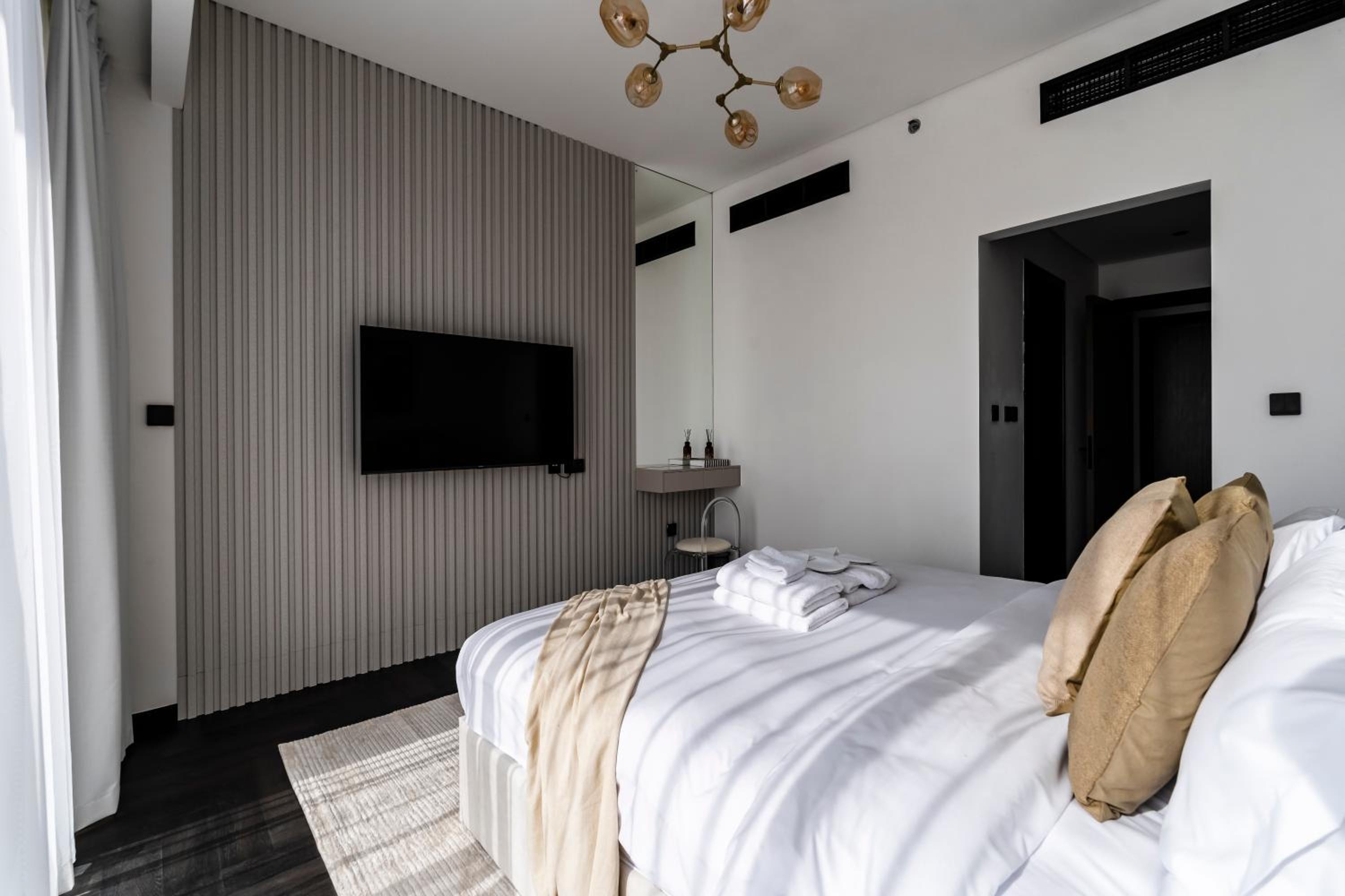 Stylish 1BR with Dubai Skyline & Burj Khalifa View