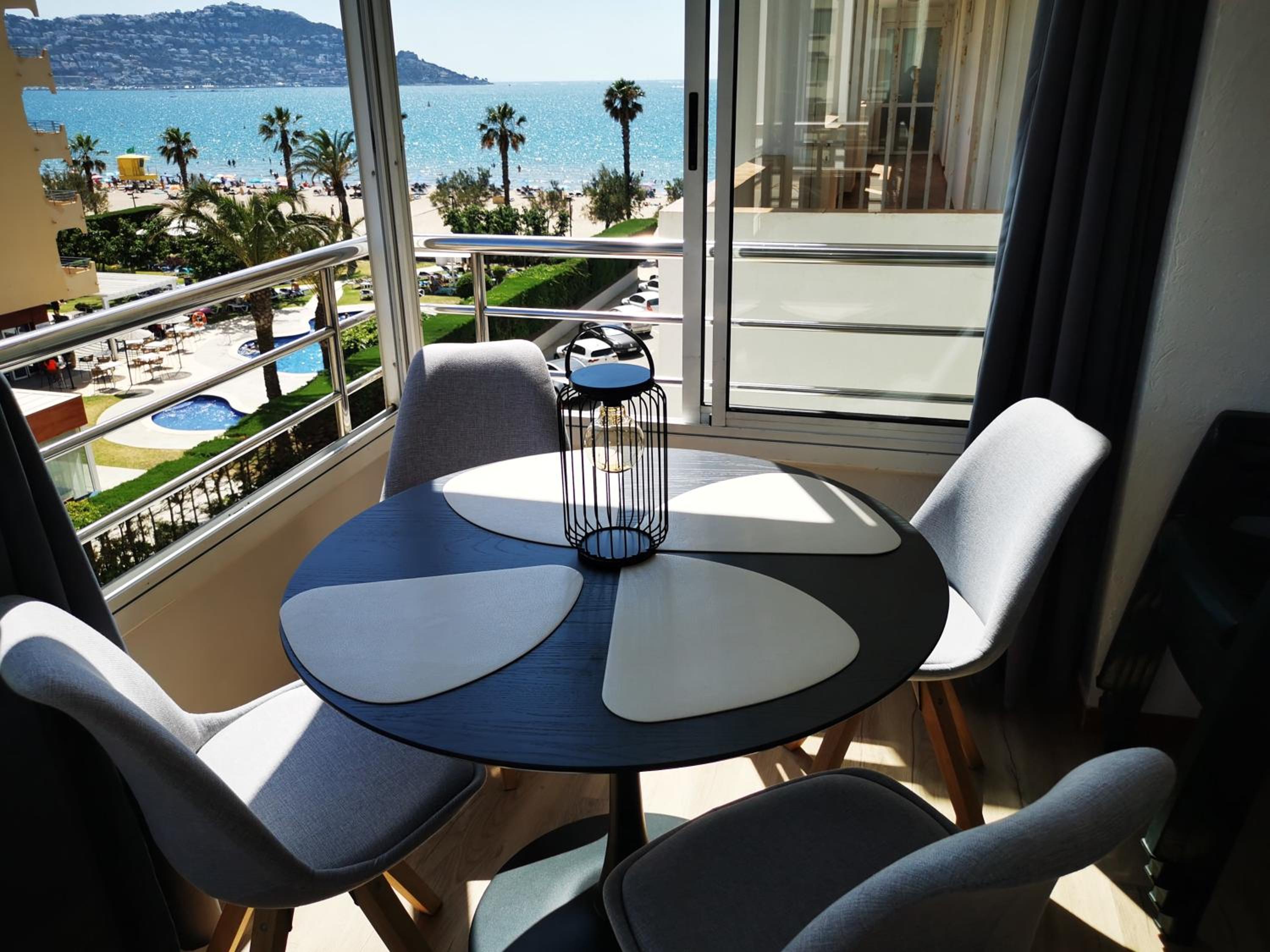 Spacieux Appartement Rose front mer et piscine