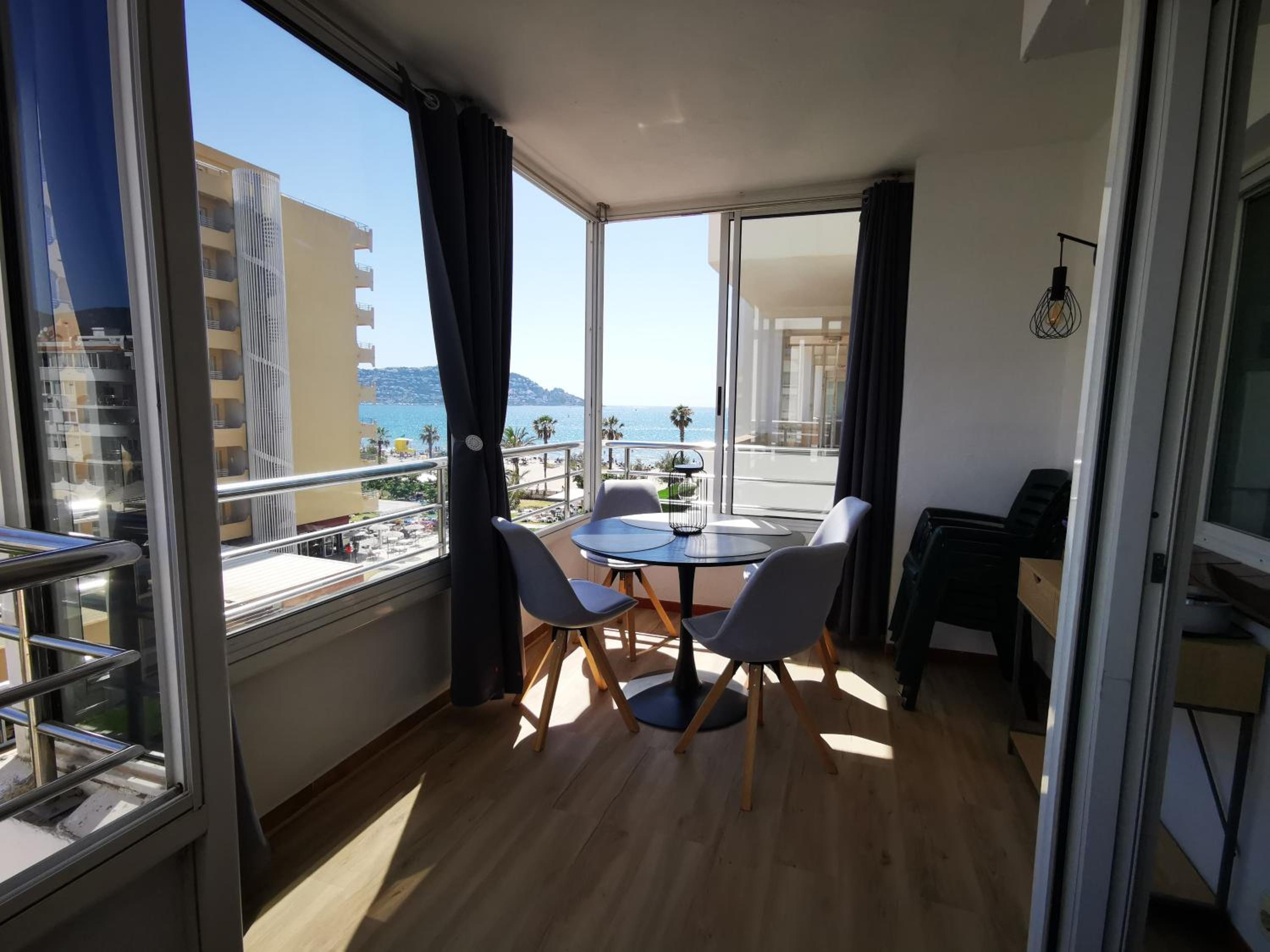 Spacieux Appartement Rose front mer et piscine