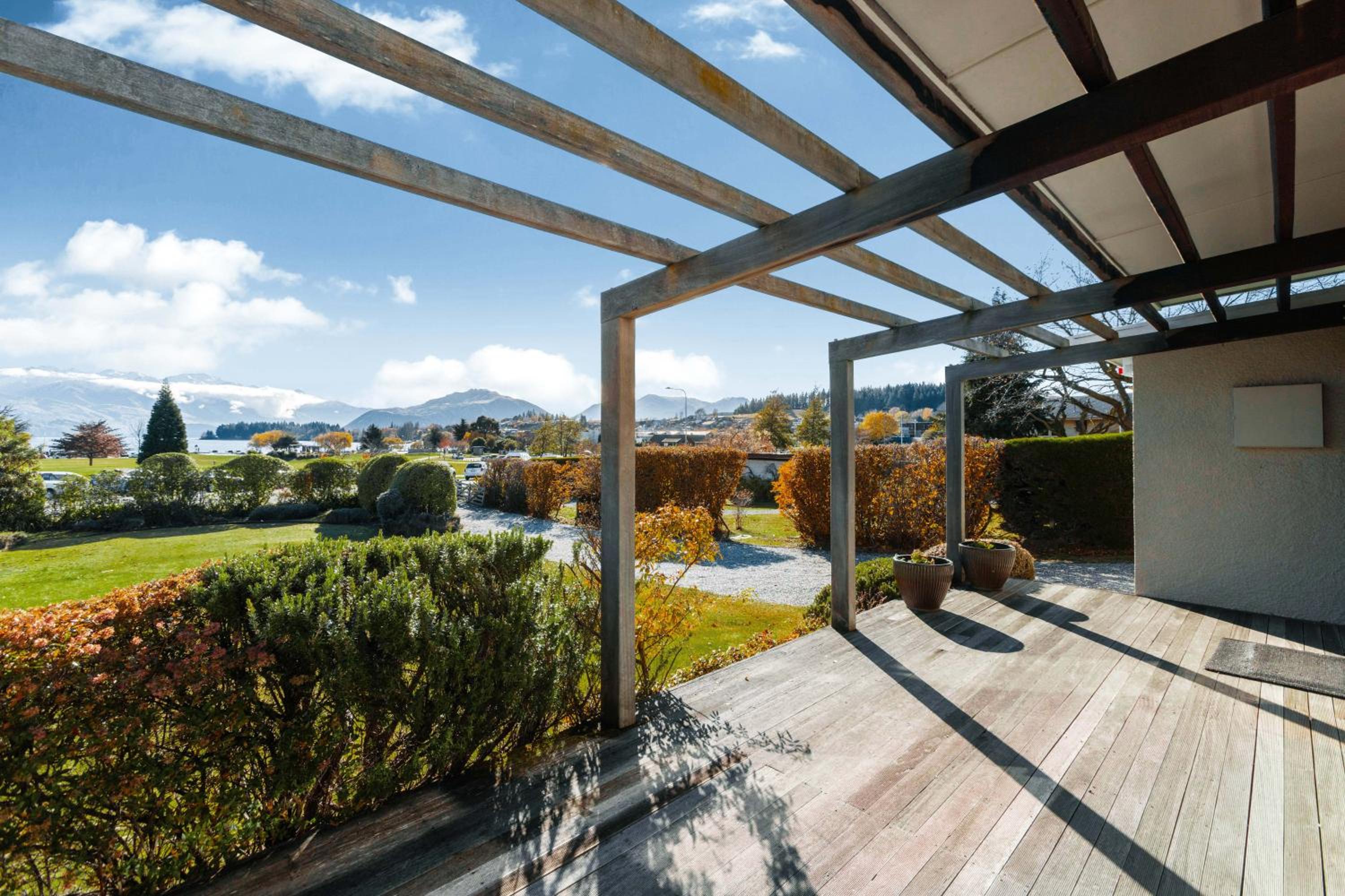 Scenic Stay Lake & Mountain Views view 4
