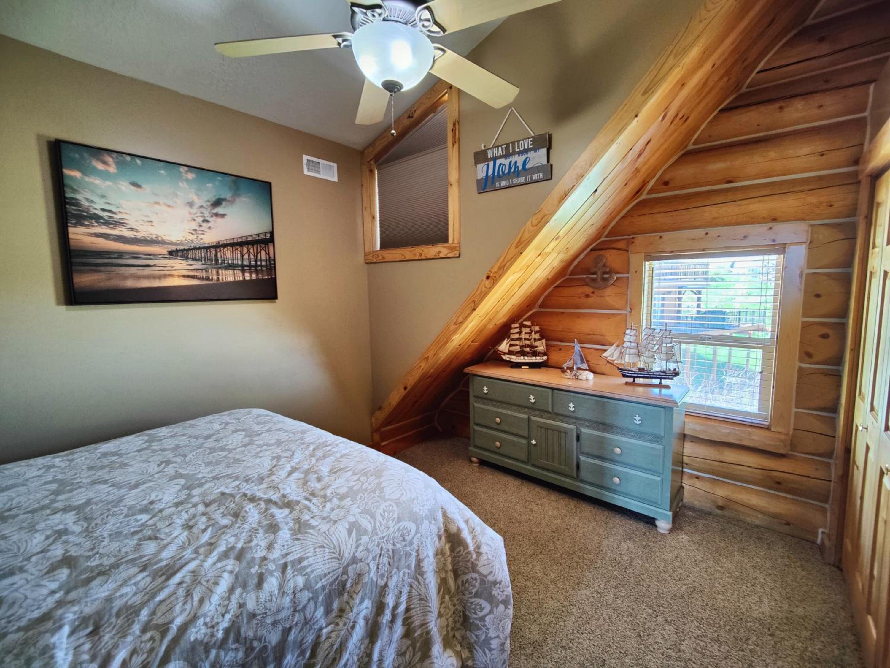 Bear Foot Lodge - Amazing Views! Arcade, Hot Tub, Family Fun Cabin! view 3
