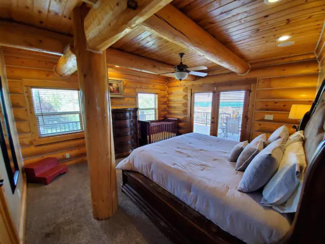 Bear Foot Lodge - Amazing Views! Arcade, Hot Tub, Family Fun Cabin! view 4