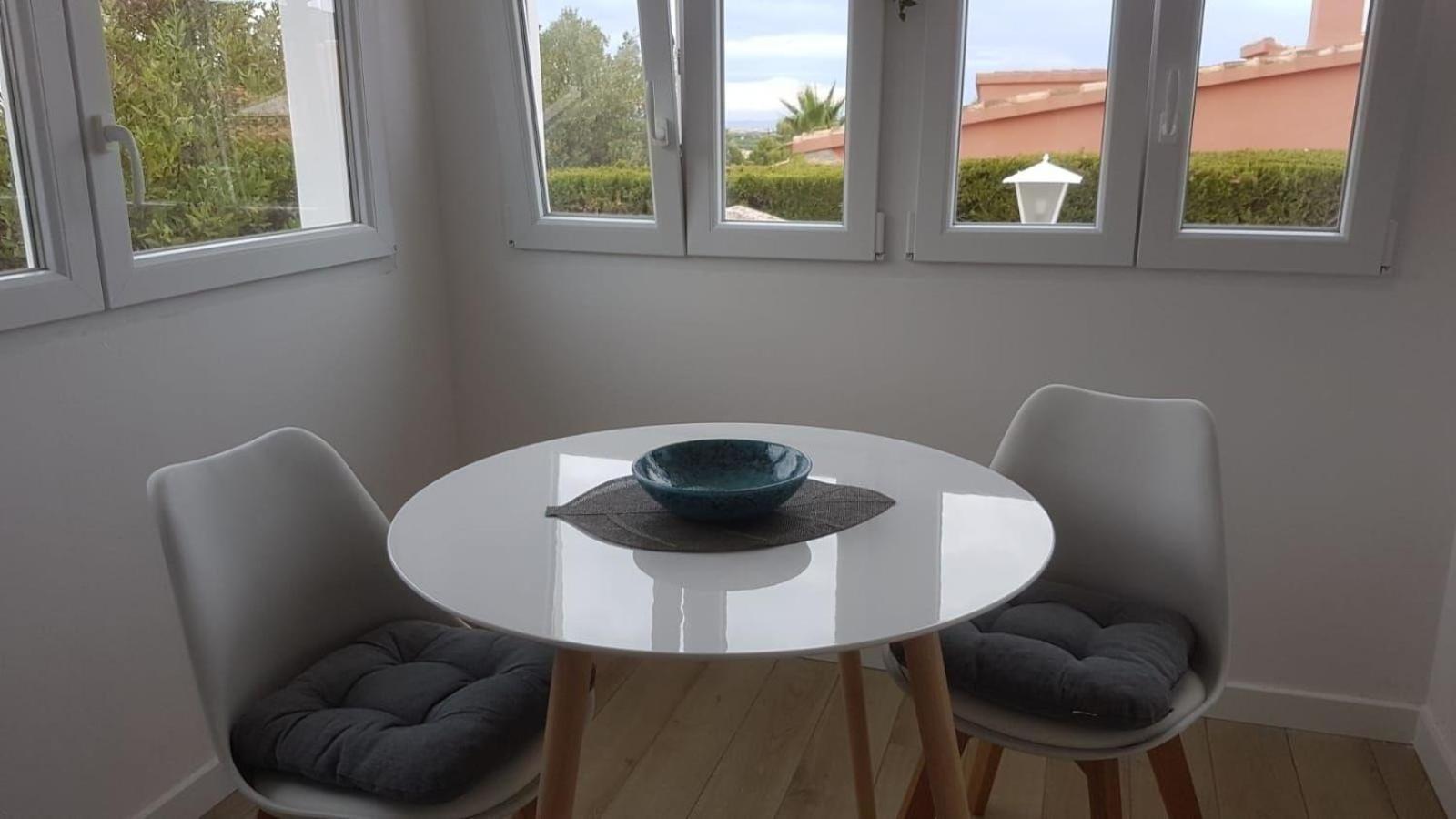 Ferienhaus mit Meerblick, Klimaanlagen, Heizung und schnellem Wlan, privater Parkplatz
