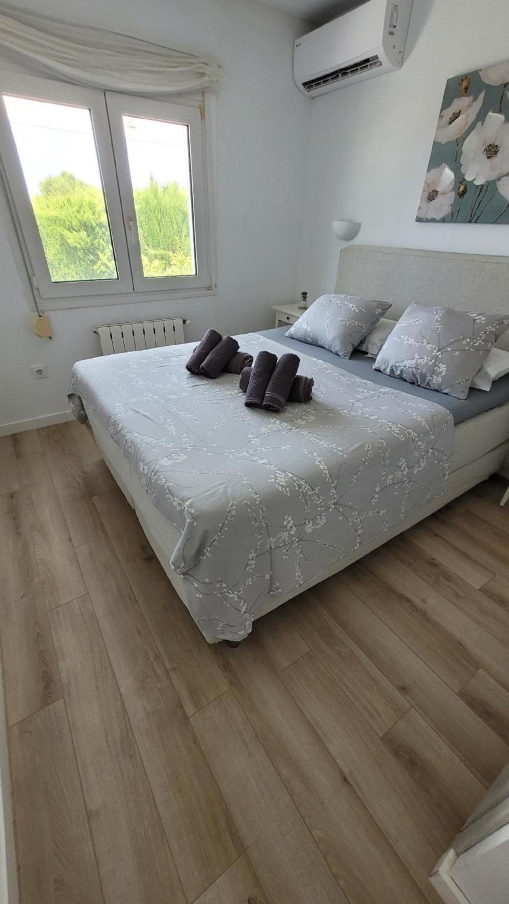 Ferienhaus mit Meerblick, Klimaanlagen, Heizung und schnellem Wlan, privater Parkplatz