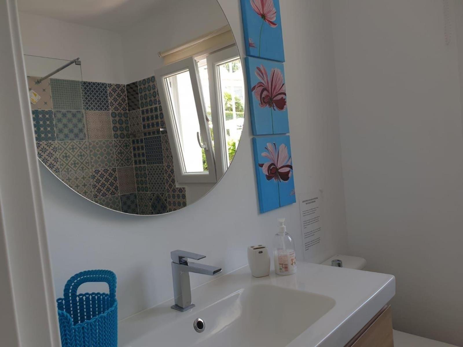 Ferienhaus mit Meerblick, Klimaanlagen, Heizung und schnellem Wlan, privater Parkplatz