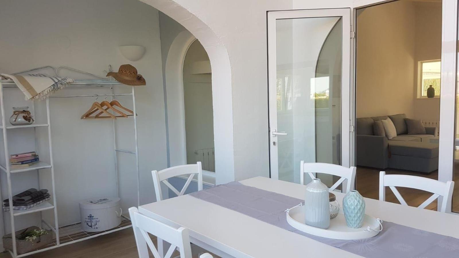 Ferienhaus mit Meerblick, Klimaanlagen, Heizung und schnellem Wlan, privater Parkplatz