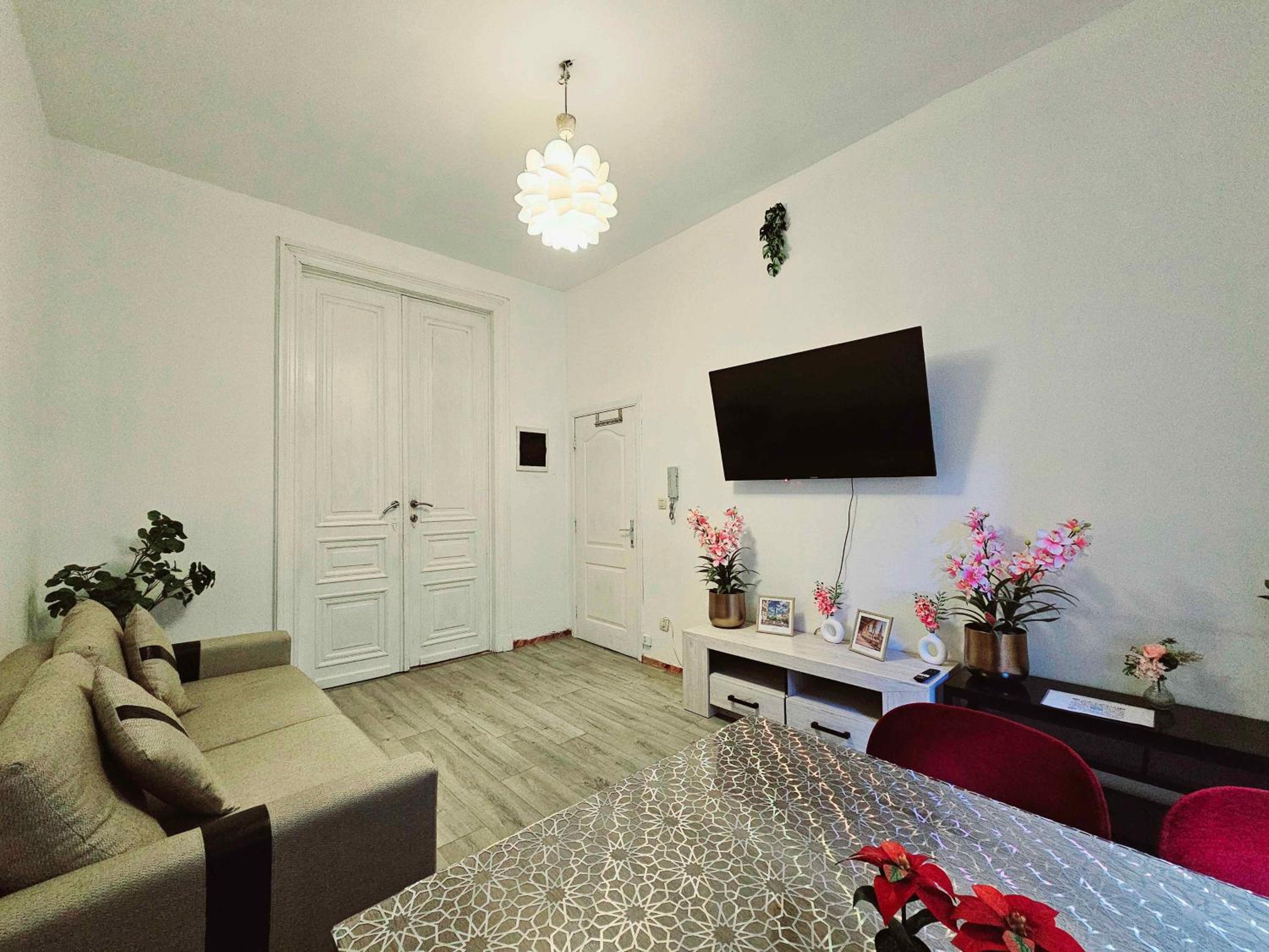 Modern & Comfortable City Center Oasis~King Bed !