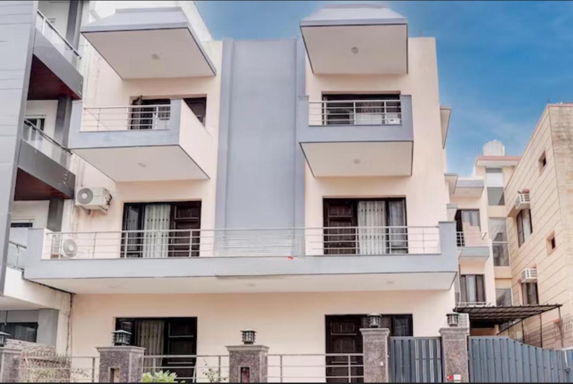 luxury room with jacuzzi n kitchen near Medanta view 3