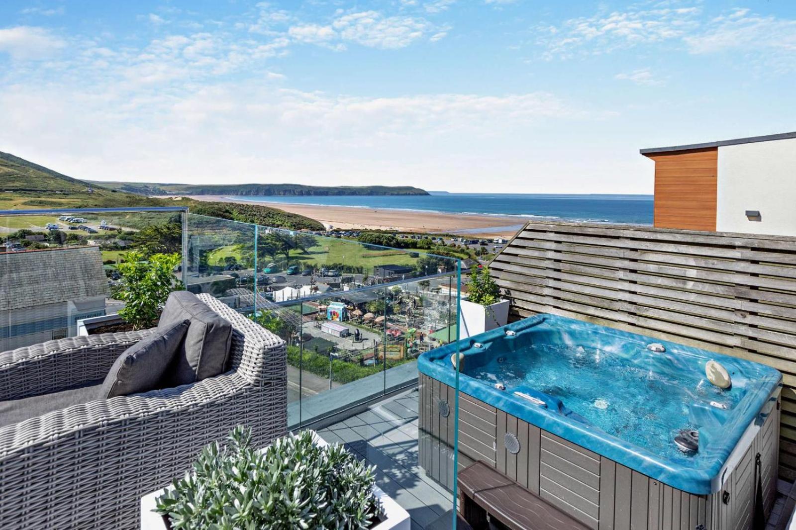 18 Woolacombe East - Luxury Apartment at Byron Woolacombe, only 4 minute walk to Woolacombe Beach! view 2
